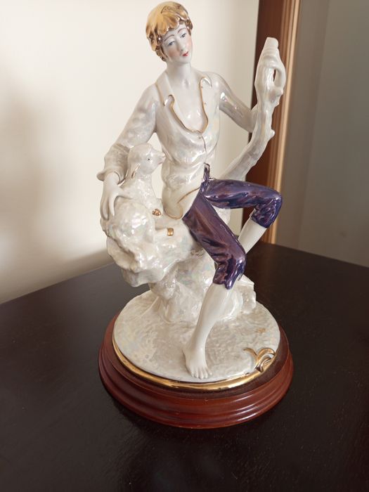 Estatueta com 0,28cm em ótimo estado