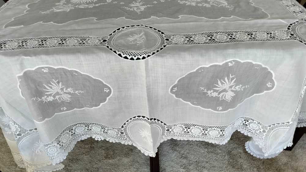 Toalha em linho e organza com bordado da Madeira 280x 140 cm