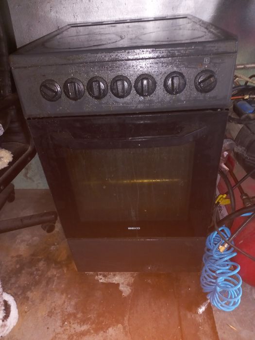 Продам электро печку с духовкой индукцыонная.