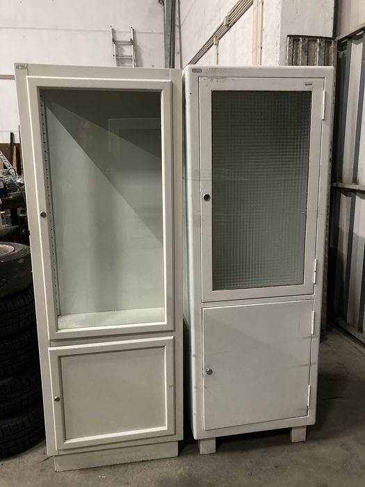 Cadeiras antigas rotativas de ferro e madeira