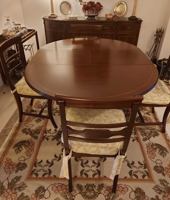 Mesa de jantar extensível e 4 cadeiras