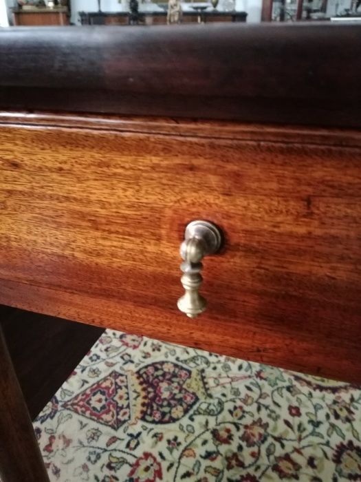 Mesa de Abas seculo XVIII com patas de Leão, em Mogno