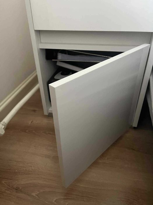 Sprzedam białą szafeczkę