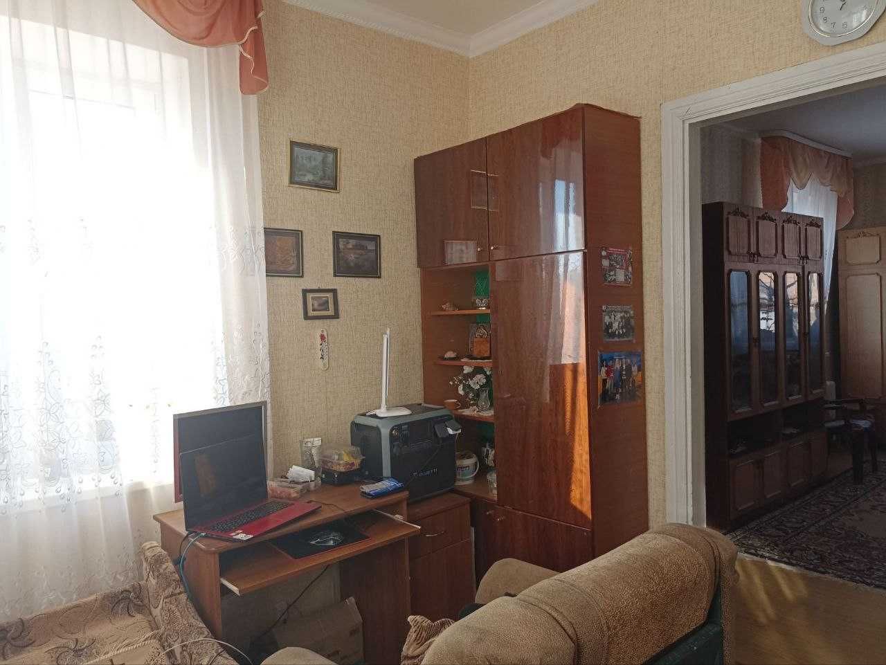 Продаж затишного будинку недалеко від центру міста.