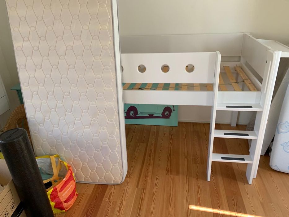 Cama alta de criança para brincar em baixo com colchão tamanho 195x87