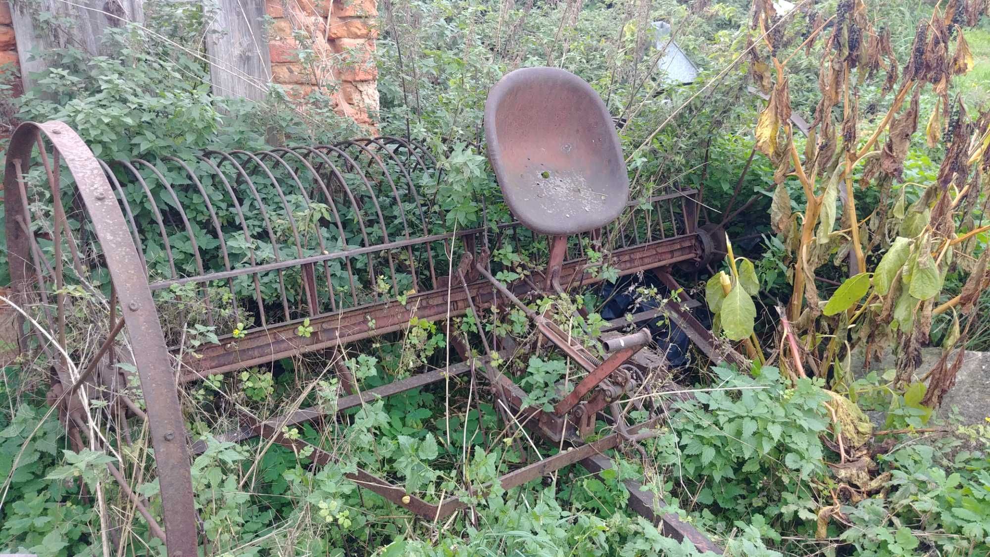 Stare konne sprzęty rolnicze; kosiarka, grabiarka.