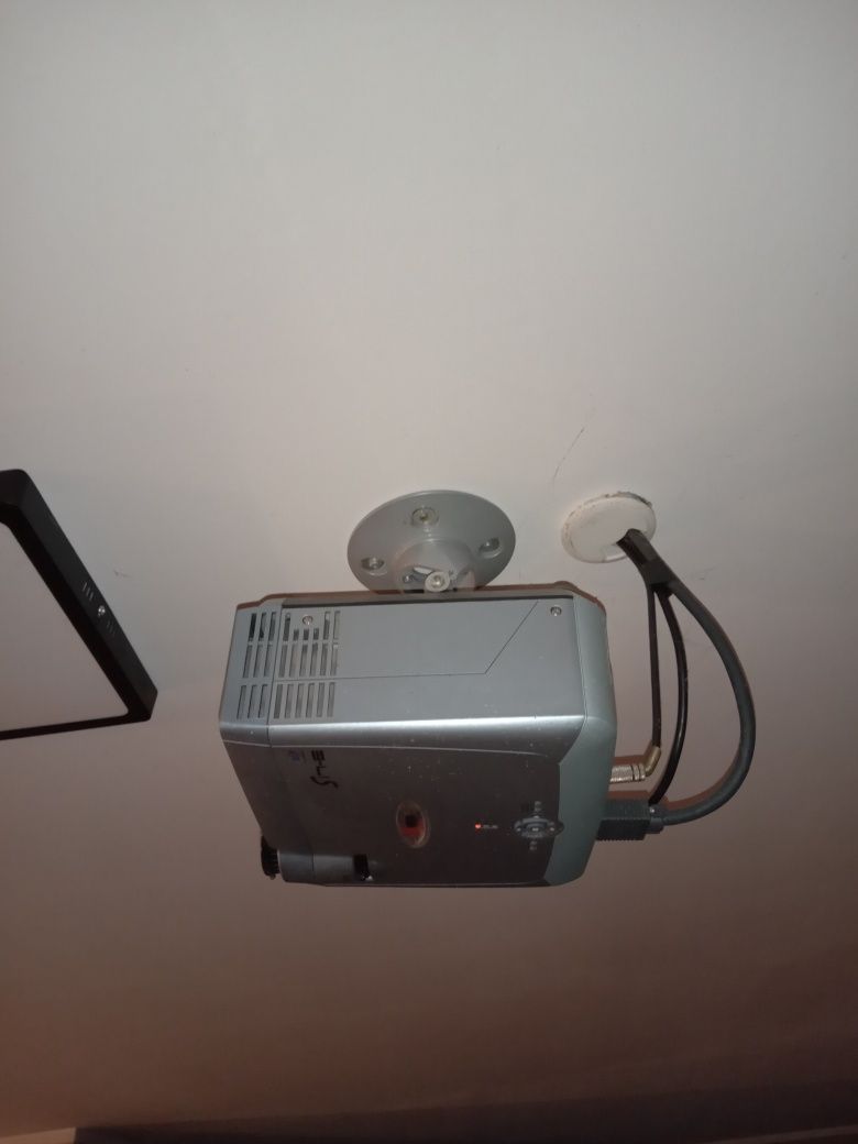 Projektor nobo bez pilota