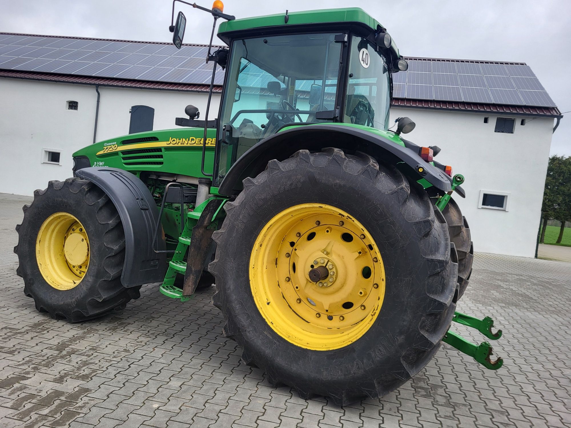 Ciągnik rolniczy John Deere model 7720