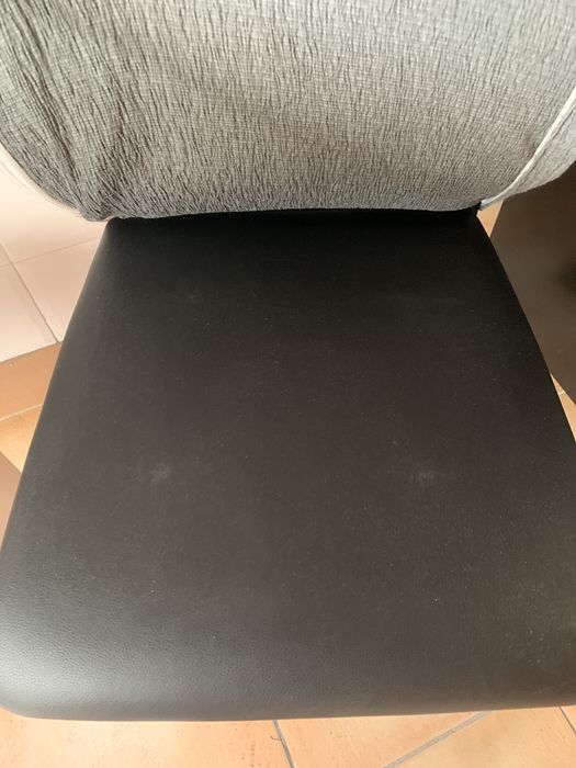 Duas cadeiras modernas