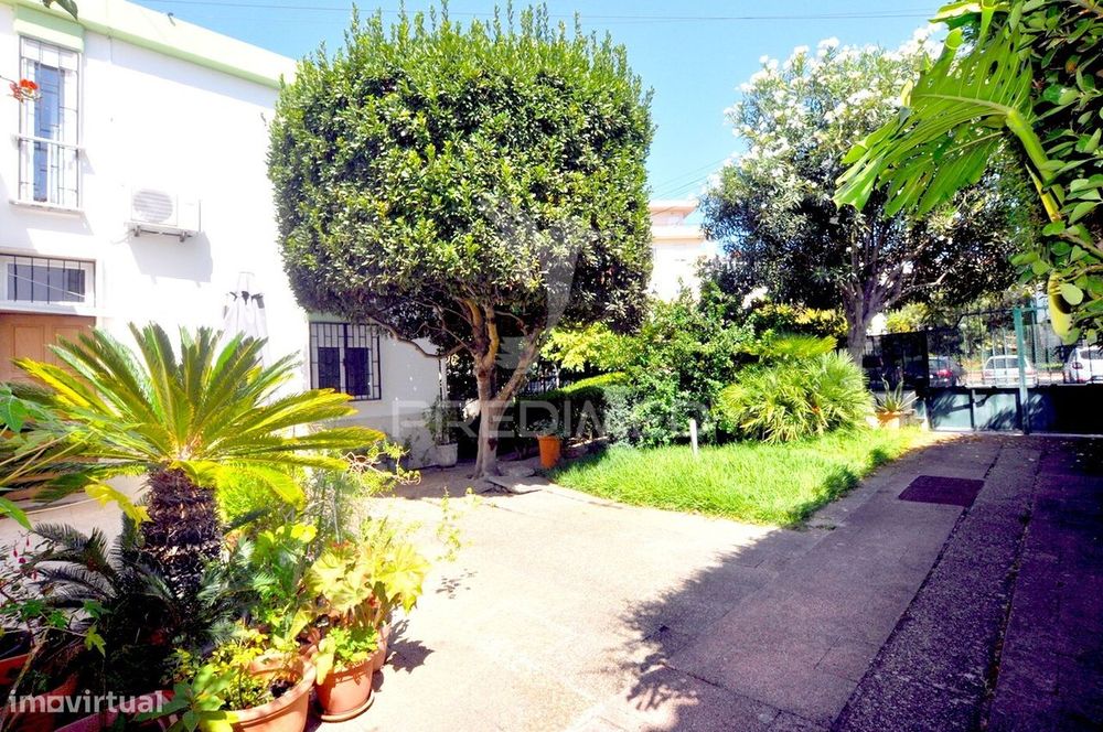 Moradia isolada T5+2, jardim, garagem, em pleno coração de Oeiras