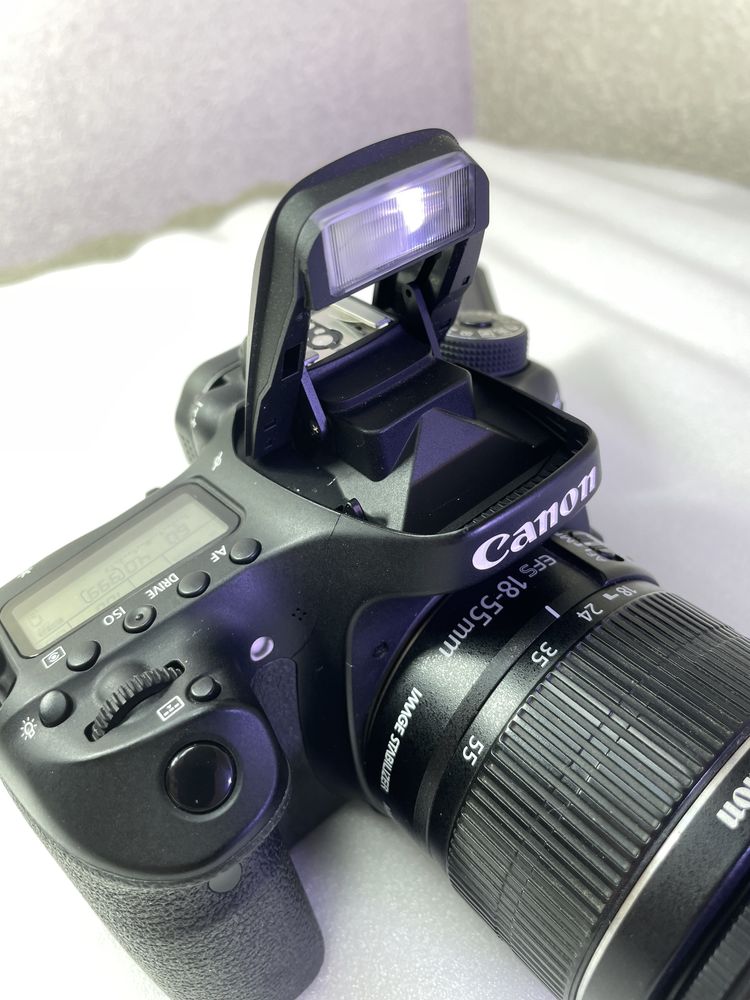 Canon EOS 80D в гарному стані, 3 роки в коробці. Повний комплект.