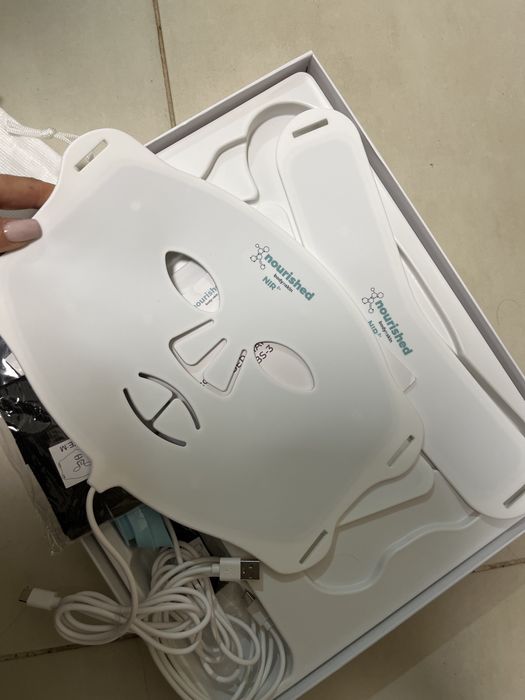 Маска для лиця і шиї с led-терапією Nourished Bodynskin.