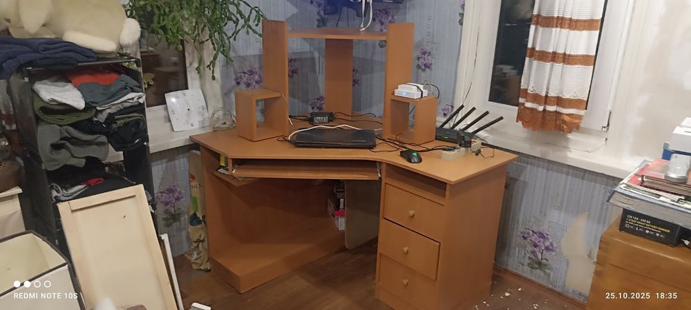 Комп'ютерний стіл