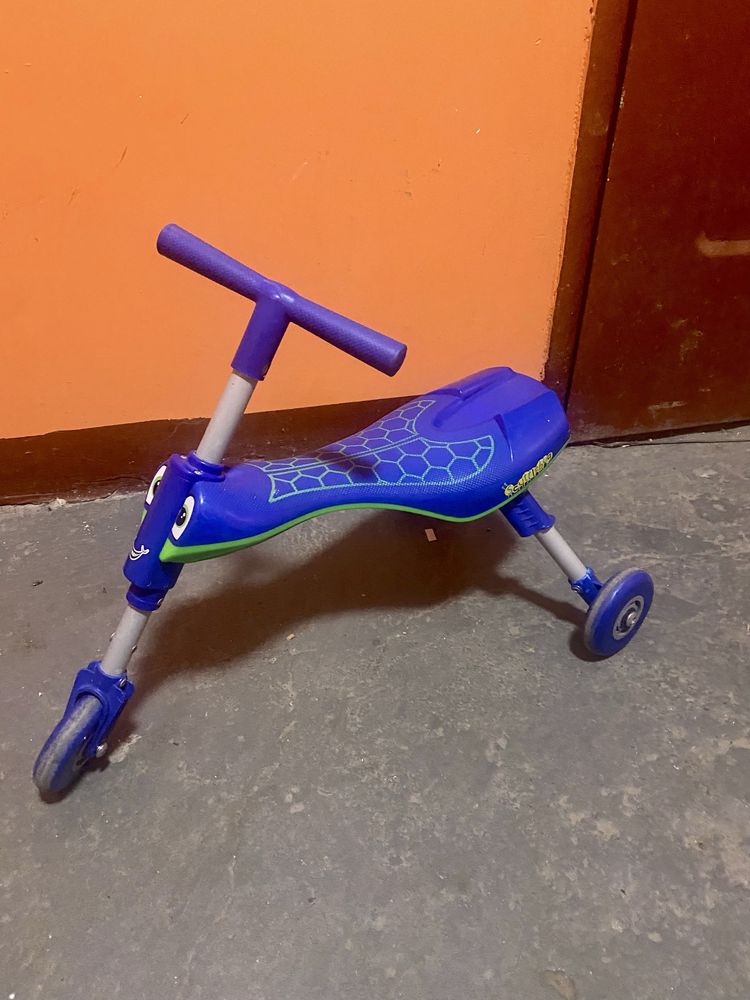 Jeździk Scuttlebug rowerek hulajnoga