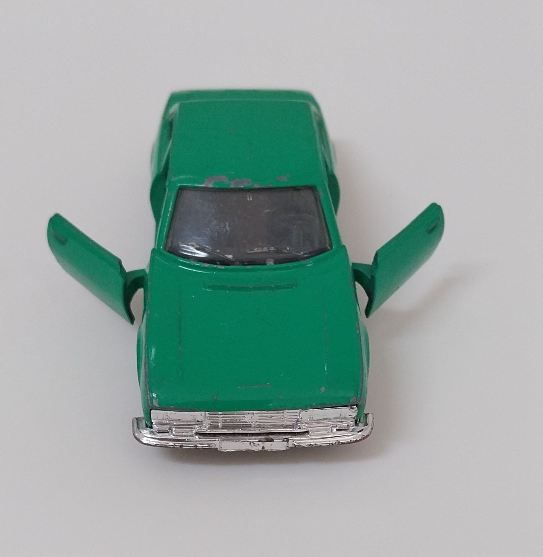 Miniatura antiga Polistil Peugeot 504 em escala 1/43