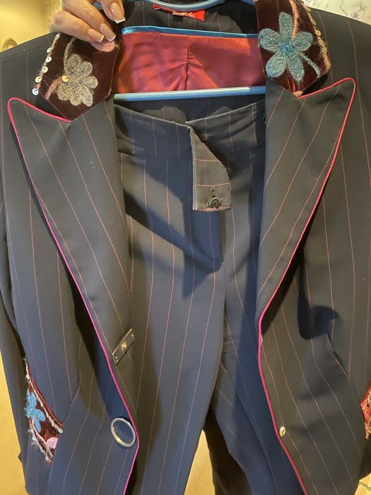 Трендовый костюм с ручной вышивкой