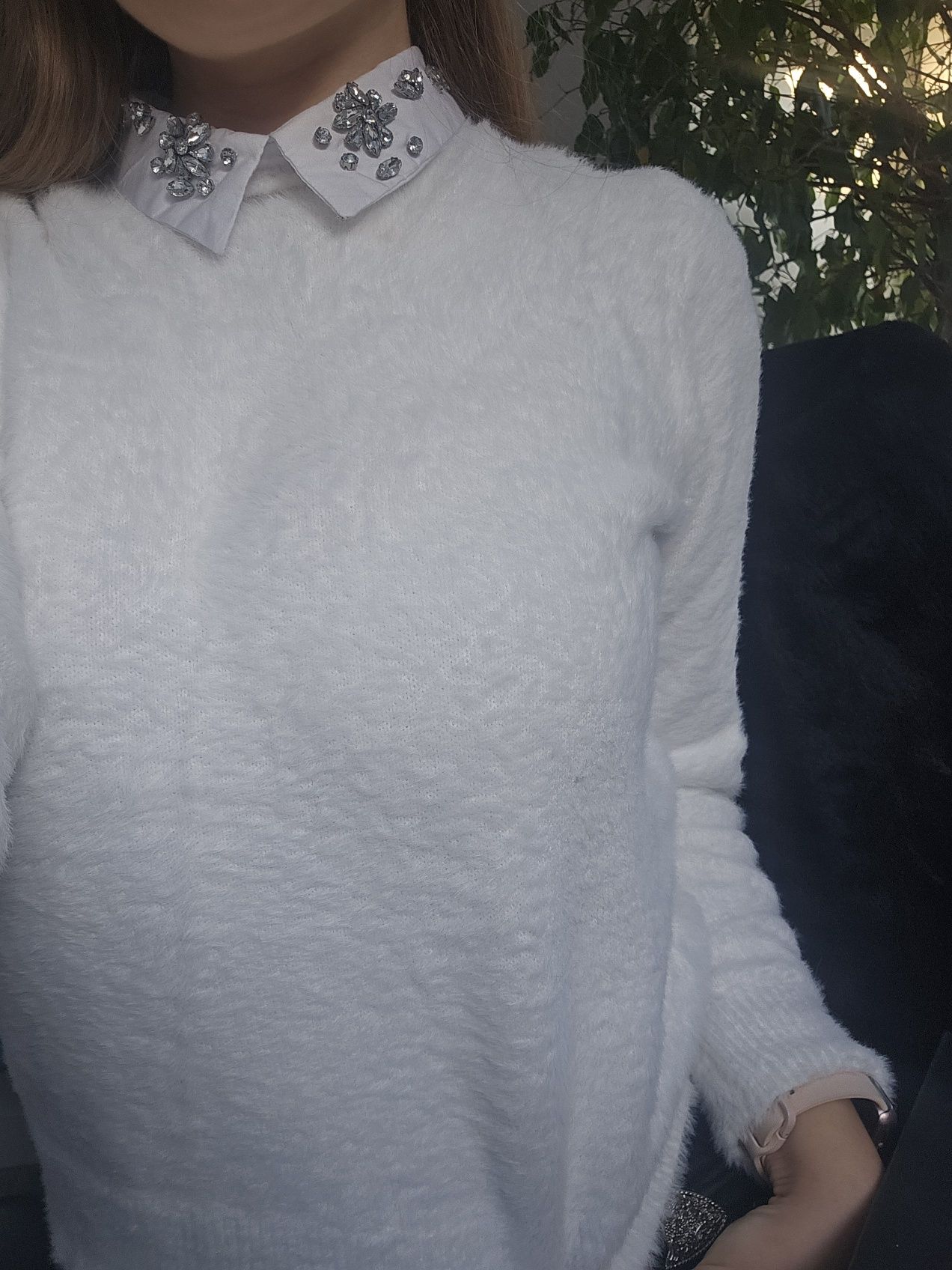 Biały elegancki sweter z kołnierzykiem