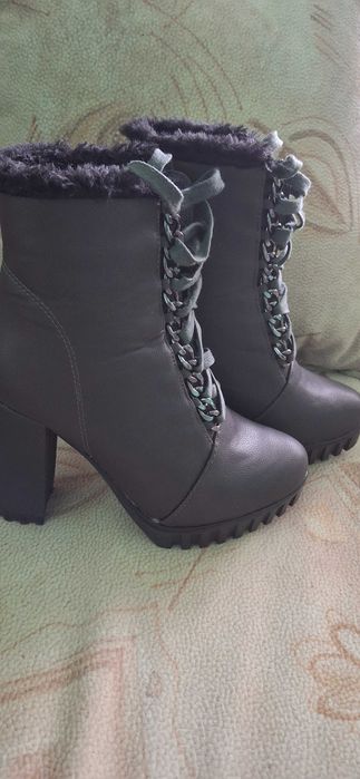 Полусапожки темно- сірого кольору р.35 на підборах