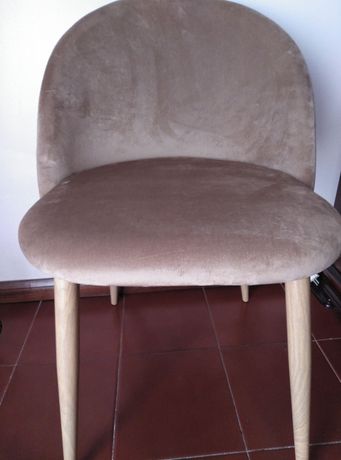 1 cadeira nova em veludo