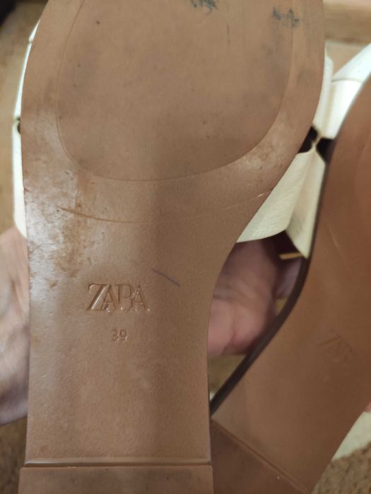 Шльопанці шкіряні Zara