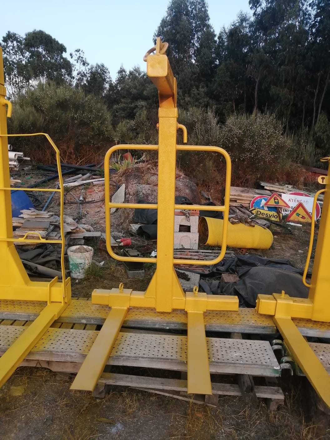 3 Porta Paletes de Grua com Garfo e Altura Reguláveis – Até 2000kg