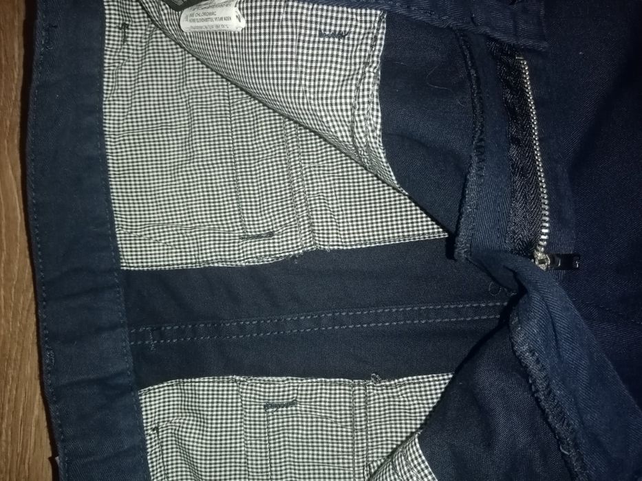 Джинси котонові темно синього кольору.