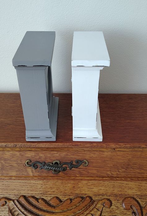 Zegarki  ozdobne stołowe kominkowe z drewna Mayfair & Co.