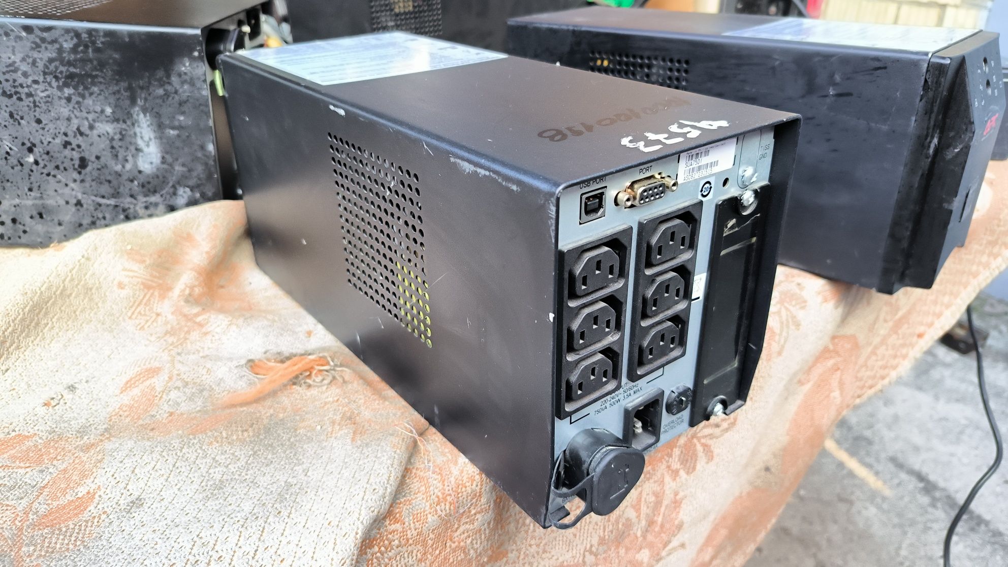 Бесперебойник APC Smart UPS 750