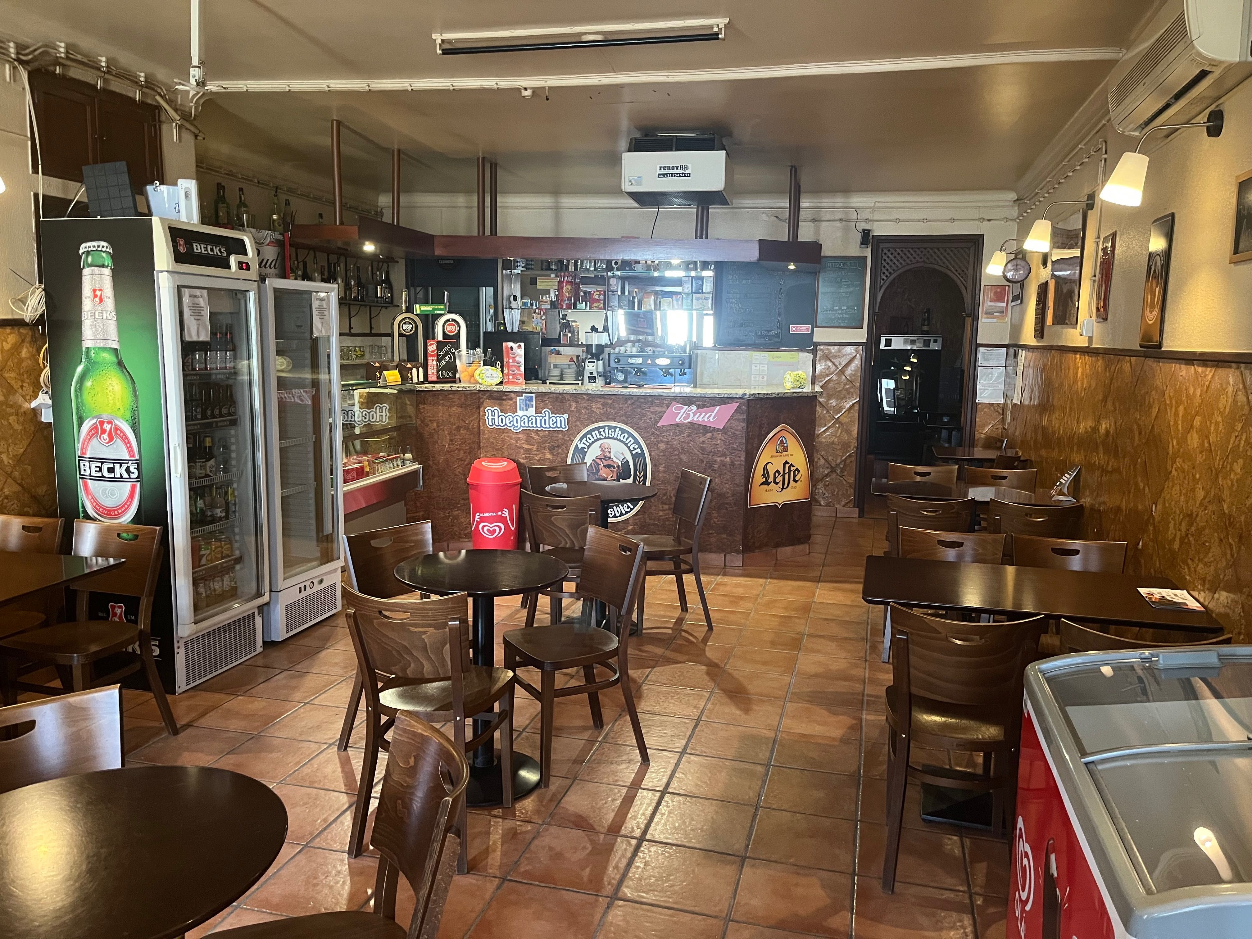Trespasse Café, Bar