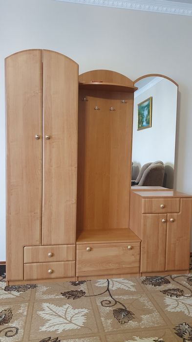 Шафа в передпокій, дзеркало