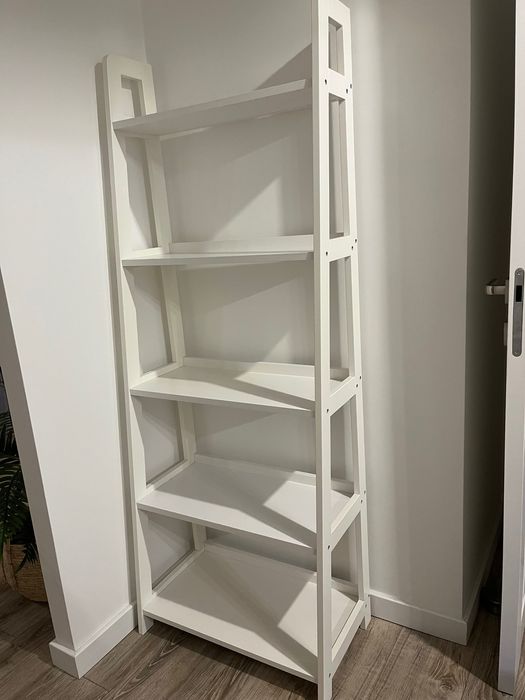 Biały wysoki regał