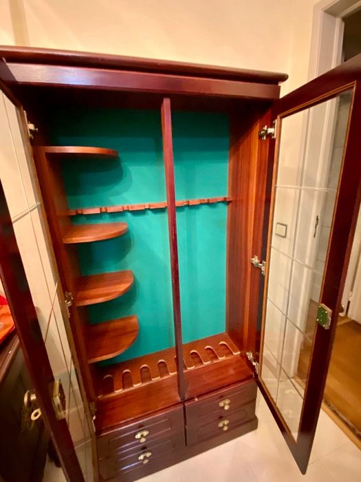 Móvel de armas em madeira com gavetas e suportes