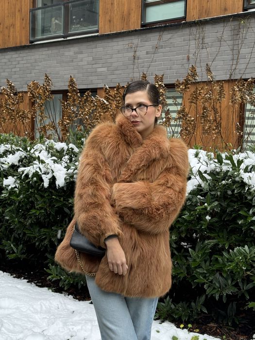 Krotkie puszyste futro naturalne z farbowanego lisa polarnego