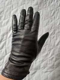 Czarne skórzane rękawiczki