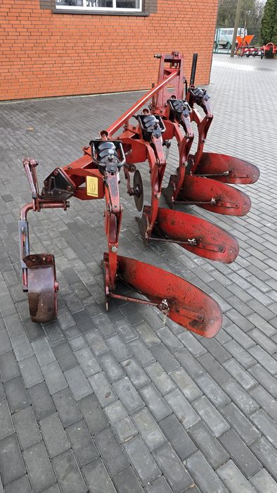 Плуг Оверум Швеція чотирьох або трьох корпусний.