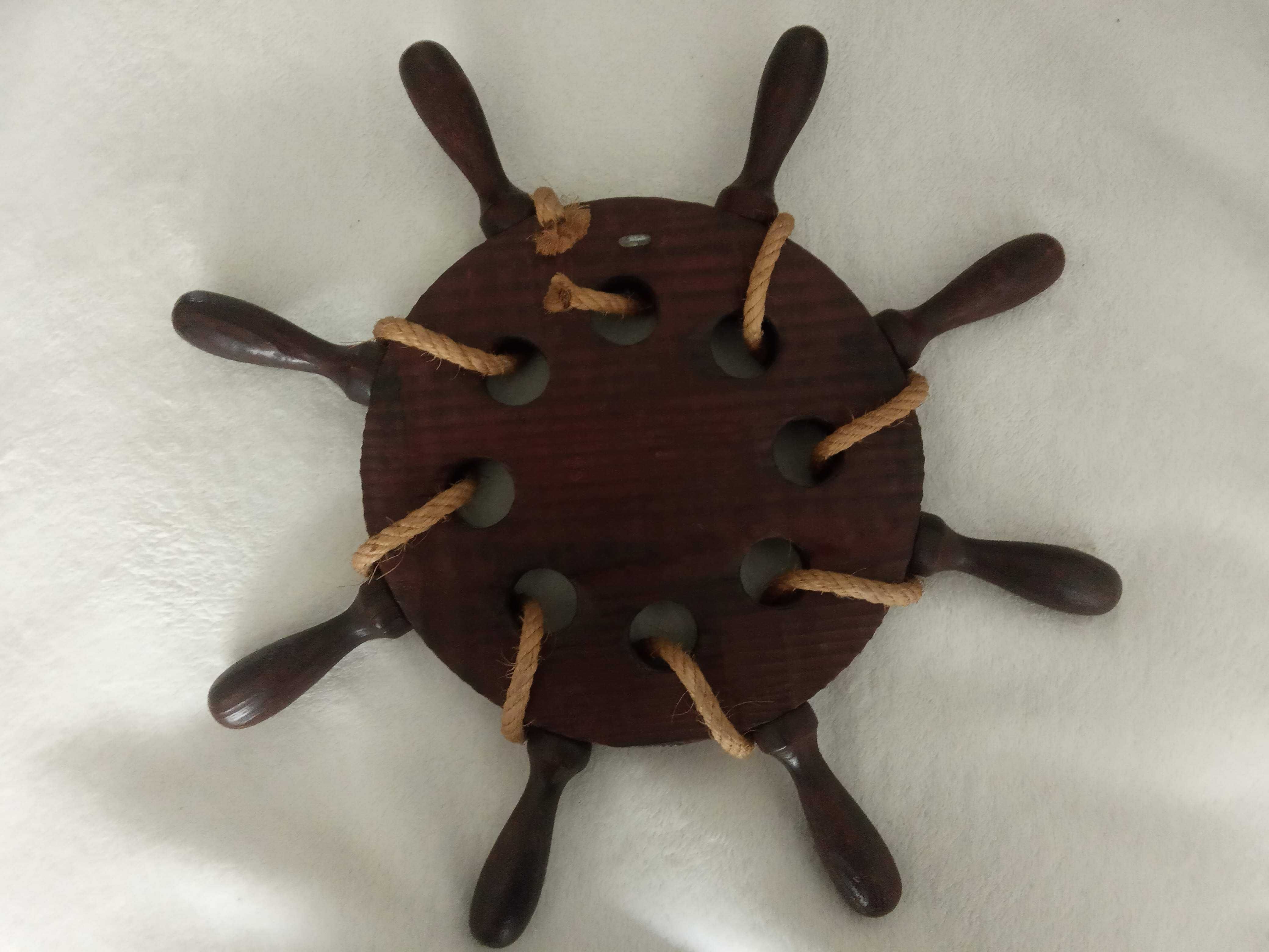 Barómetro em madeira em forma de roda de leme