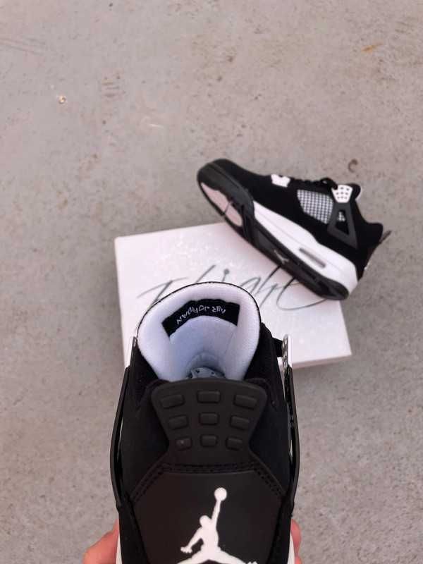 Jordan4Retro White Thunder R.37.5