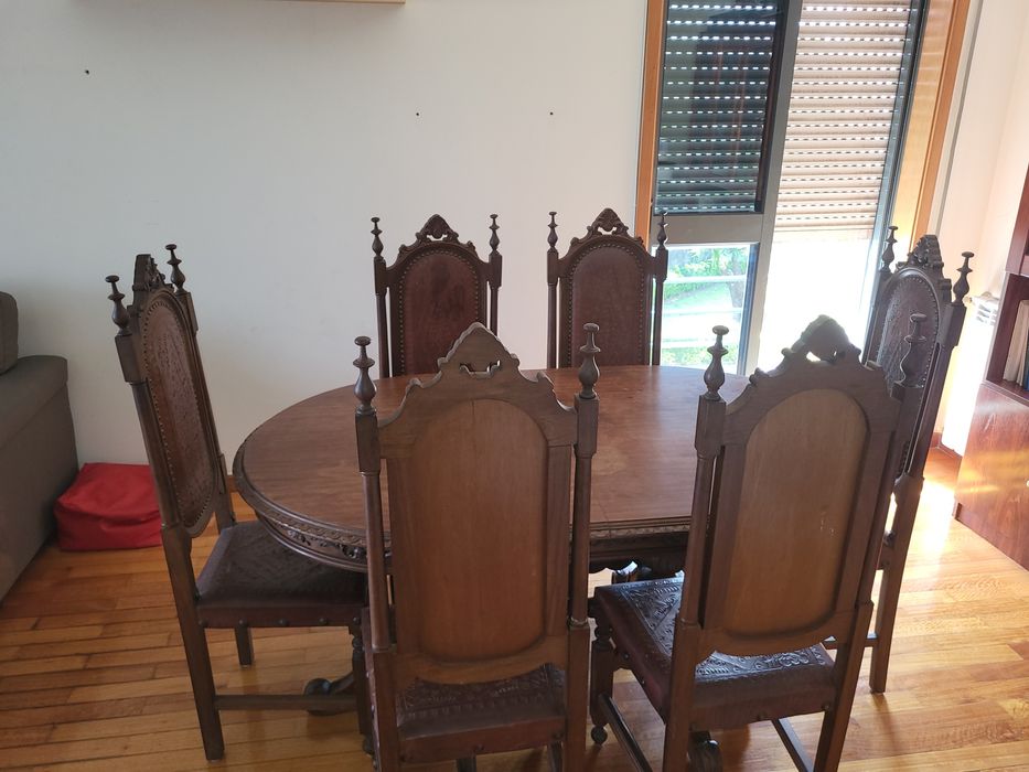 Mesa de jantar em madeira