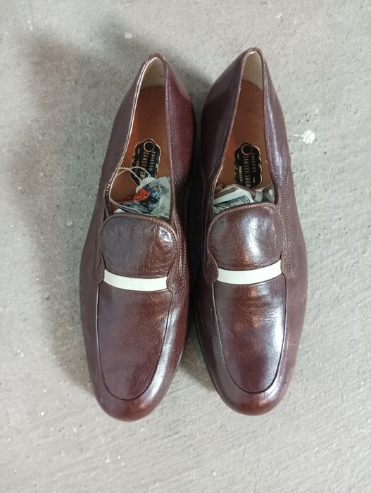 Sapatos clássicos antigos novos