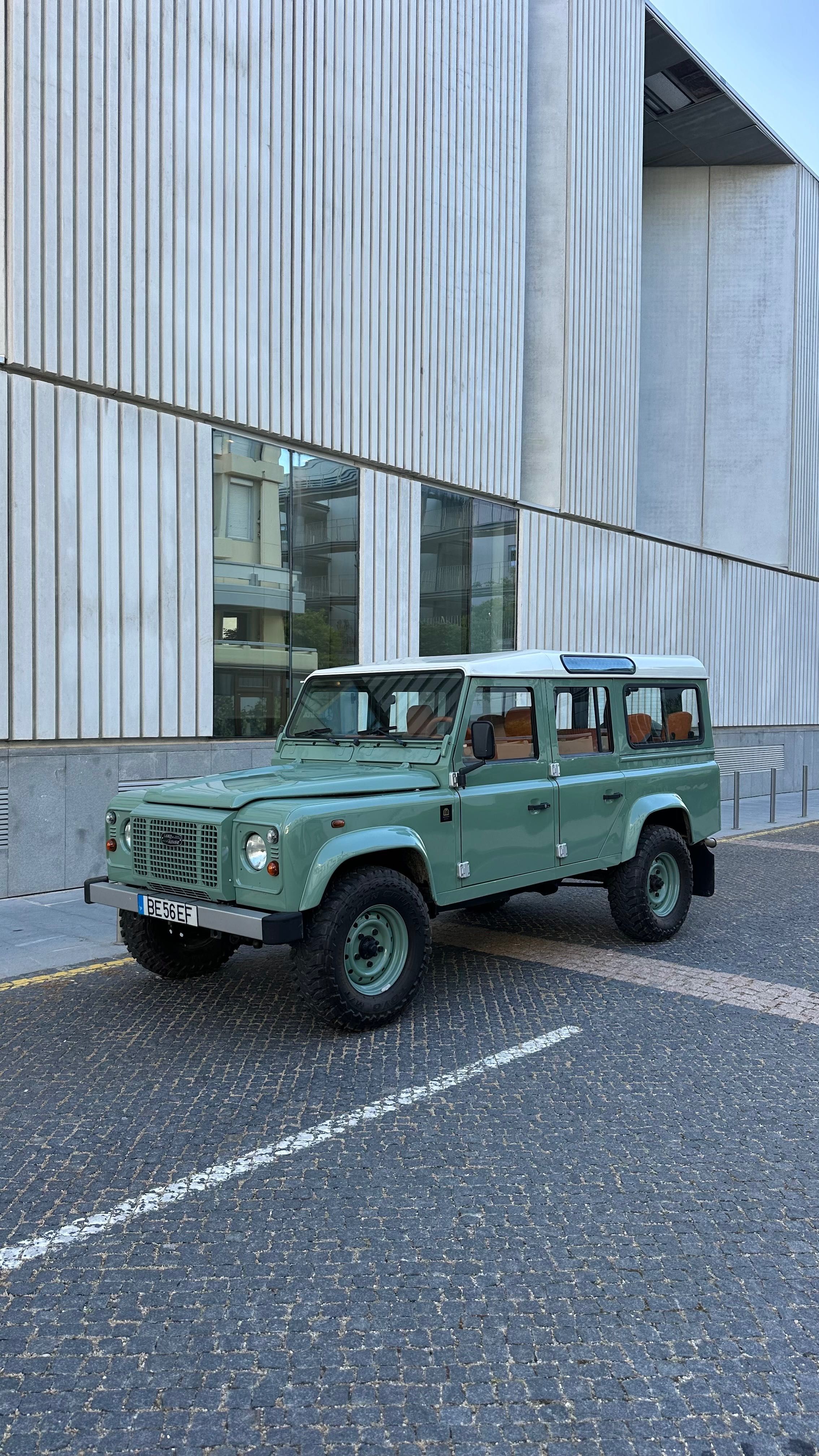 Land Rover defender 110 9 seats