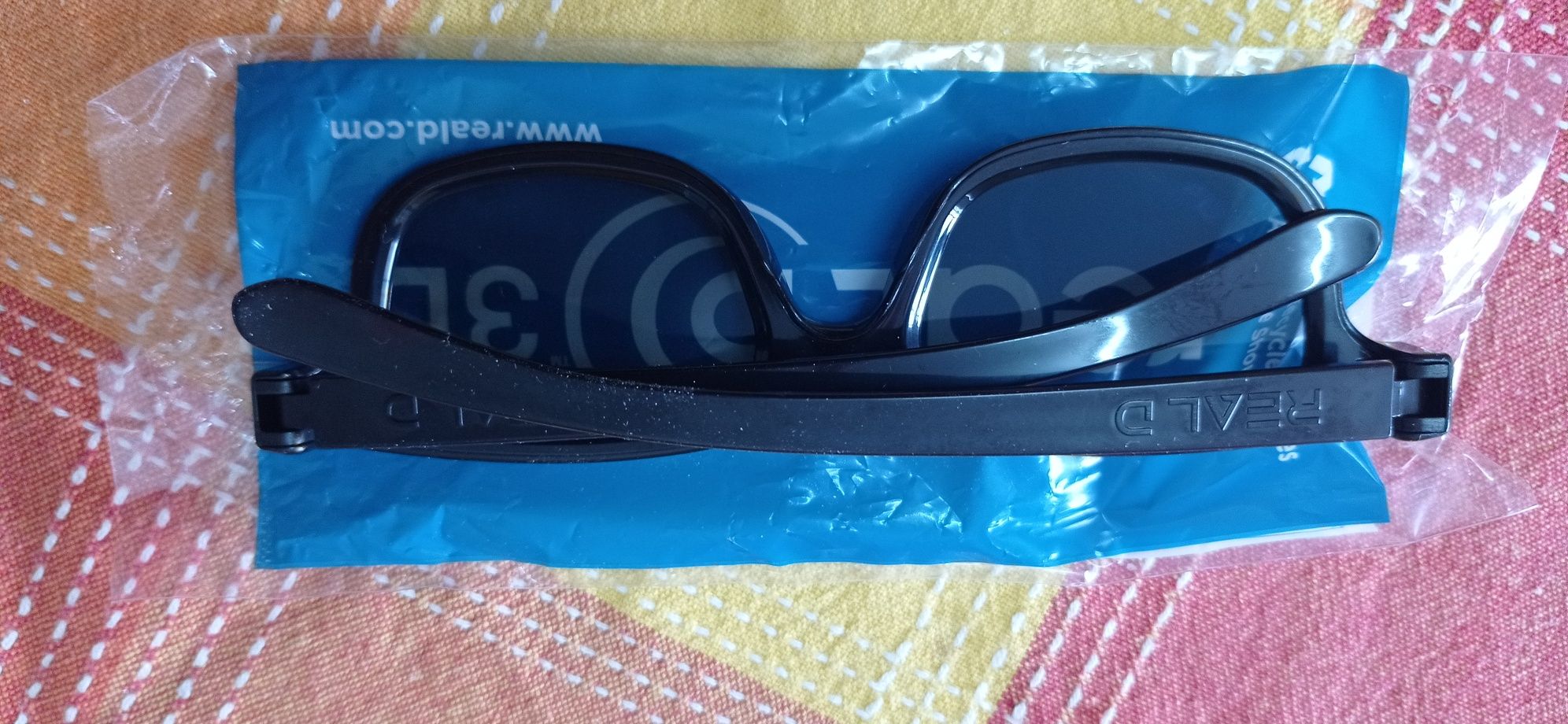 Vendo 2 pares de óculos para ver em 3D