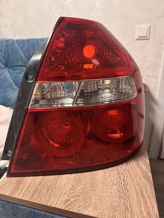 Продам 2 фары задние(правая, левая с дефектом)