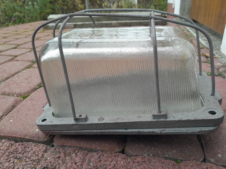Stara lampa przemysłowa, oprawa oświetleniowa PRL