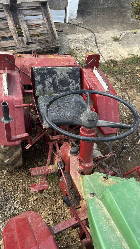 Trator pasquali 957 - Com charrua e frese