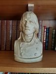 Busto de Napoleão e livro