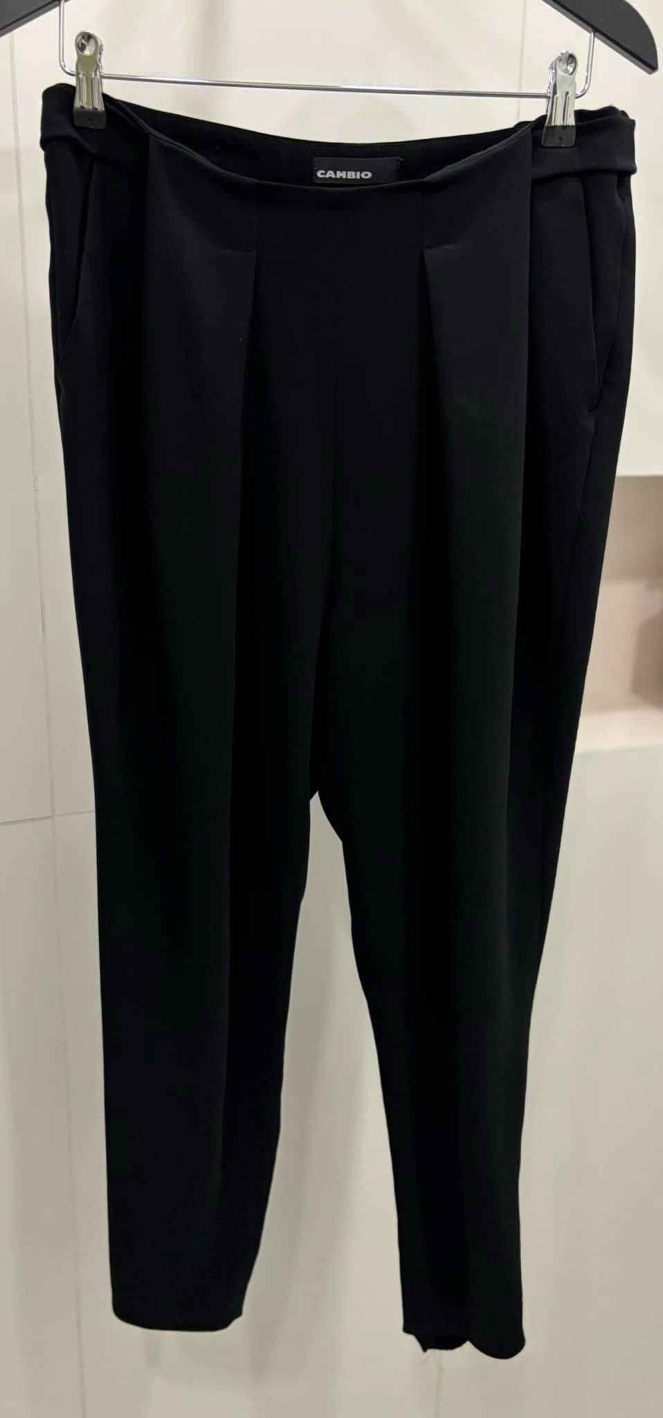 Fajne czarne spodnie Cambio model June
Rozm. 38