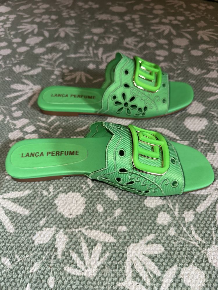 Chinelos verdes com bordados Lança Perfume novos