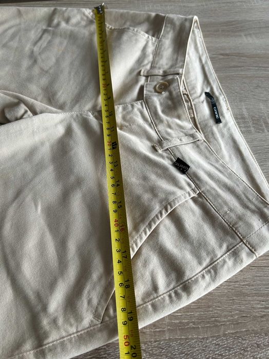 Beżowe damskie dopasowane spodenki szorty przed kolano Gang