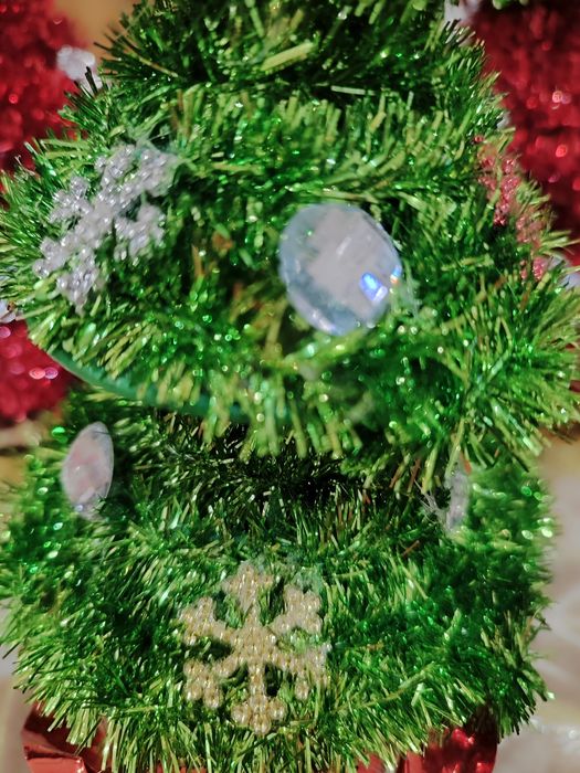 Trzy sztuczne choinki