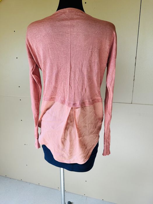 Sweterek pudrowy róż S/36 oversize z koszulową wstawką lekki #1616